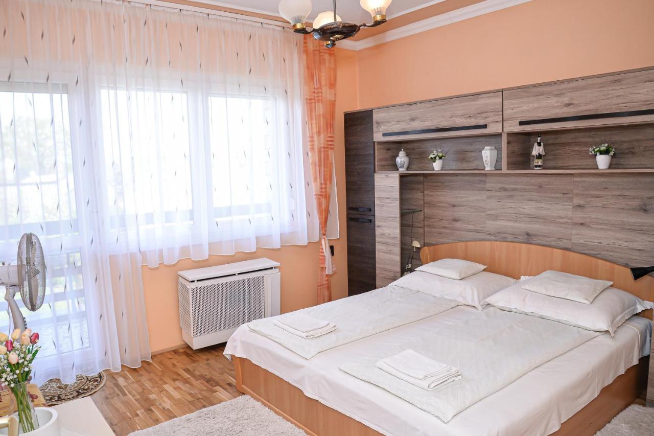 Lilla Vendeghaz Villa ไฮจ์ดุสโซบอสโล ภายนอก รูปภาพ