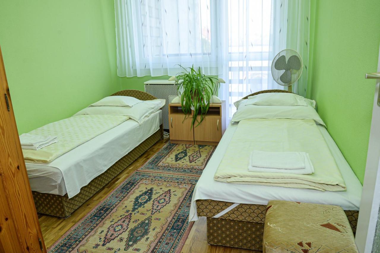 Lilla Vendeghaz Villa ไฮจ์ดุสโซบอสโล ภายนอก รูปภาพ