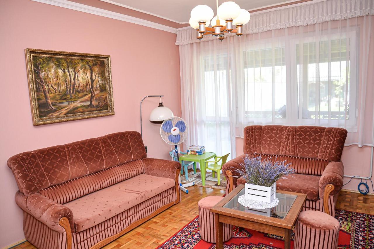 Lilla Vendeghaz Villa ไฮจ์ดุสโซบอสโล ภายนอก รูปภาพ