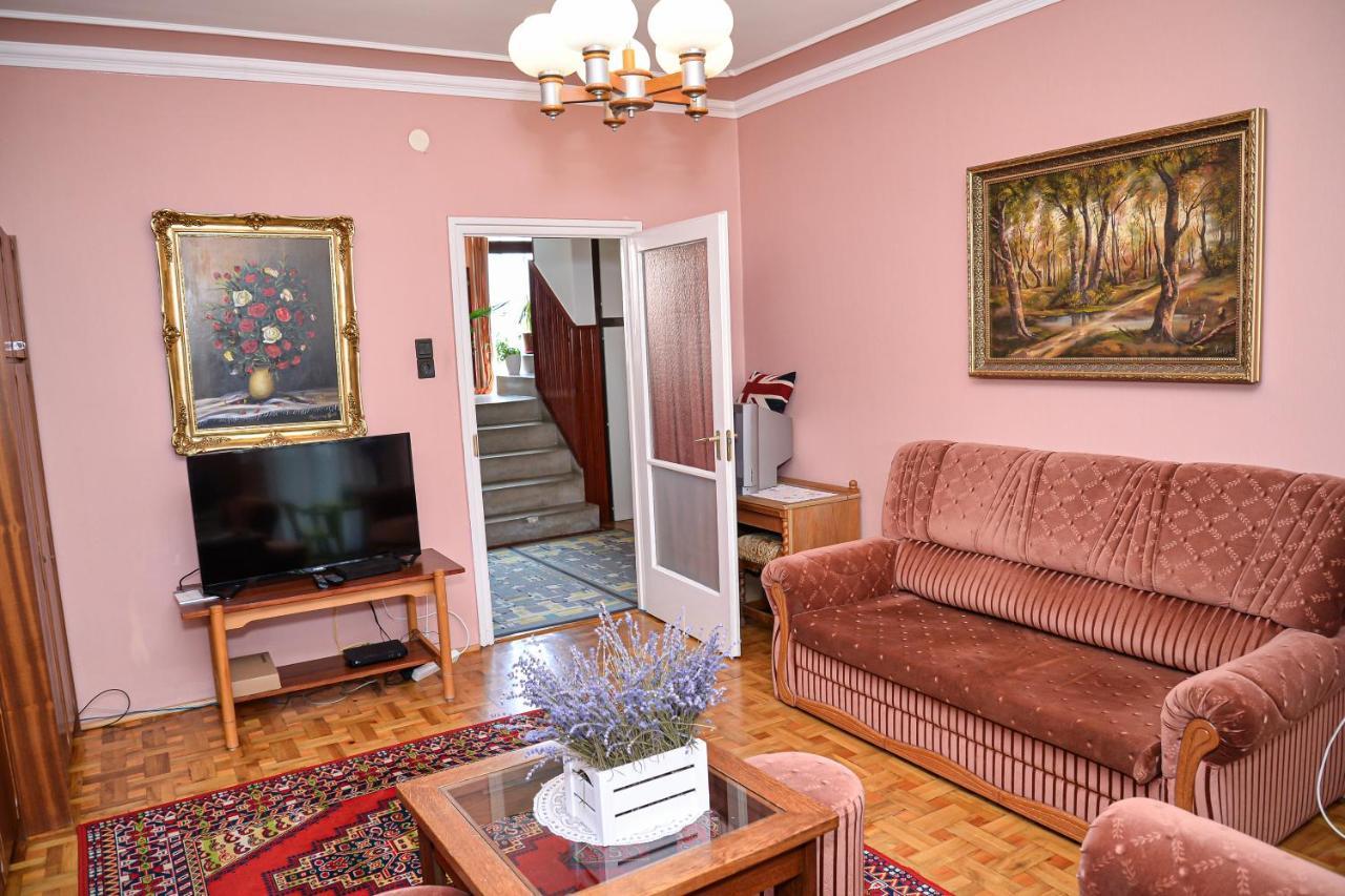 Lilla Vendeghaz Villa ไฮจ์ดุสโซบอสโล ภายนอก รูปภาพ