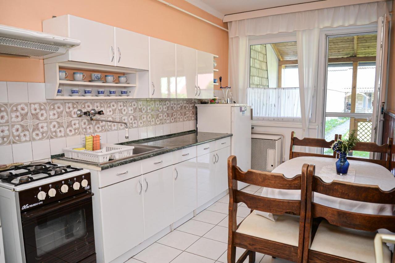 Lilla Vendeghaz Villa ไฮจ์ดุสโซบอสโล ภายนอก รูปภาพ