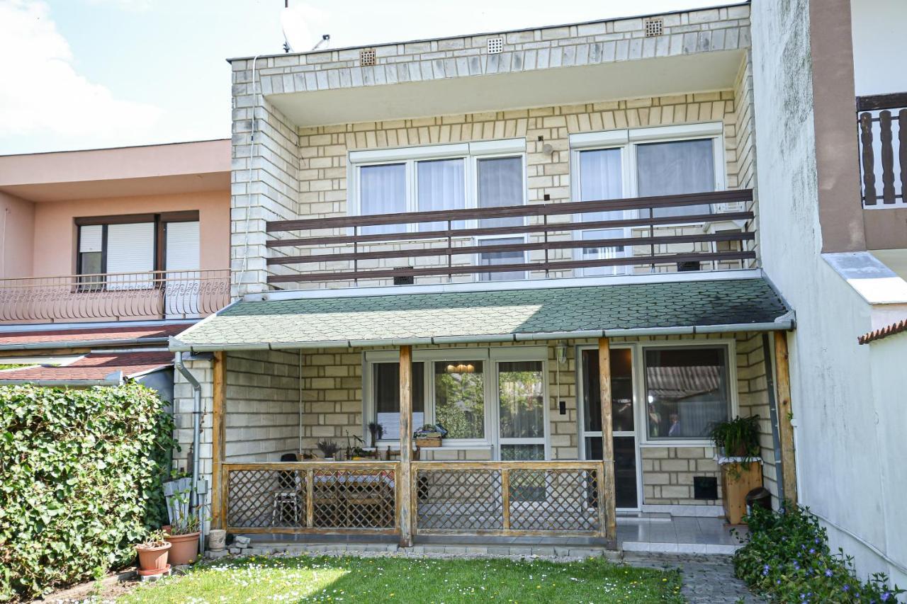 Lilla Vendeghaz Villa ไฮจ์ดุสโซบอสโล ภายนอก รูปภาพ