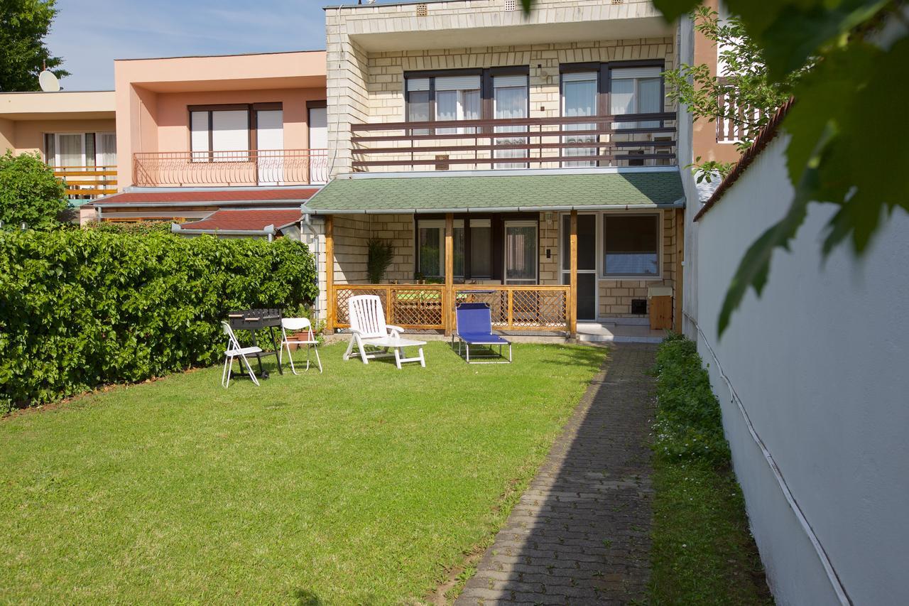 Lilla Vendeghaz Villa ไฮจ์ดุสโซบอสโล ภายนอก รูปภาพ