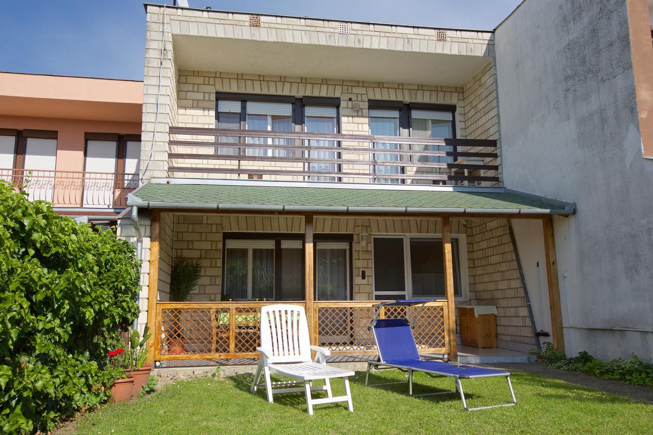 Lilla Vendeghaz Villa ไฮจ์ดุสโซบอสโล ภายนอก รูปภาพ